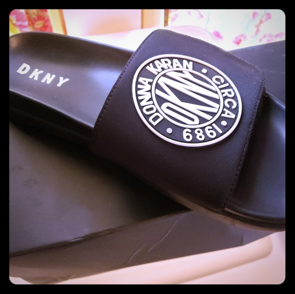 Dkny sandles black and white